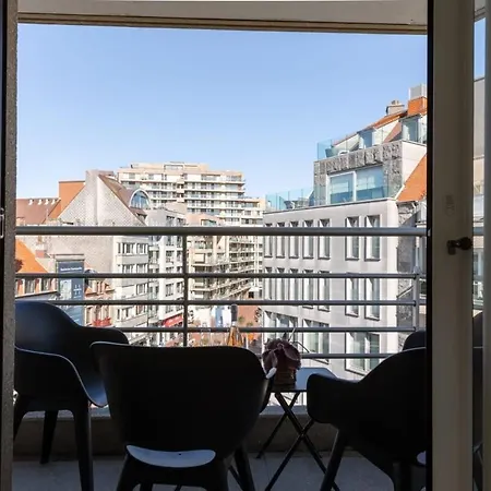 Bright And Spacious With Stunning Views!